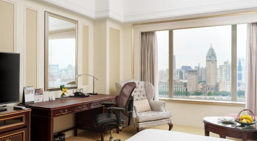 Фото: Клубный номер Horizon с кроватью размера «king-size» и видом на набережную Вайтань (Horizon Club Bund King Room) 7