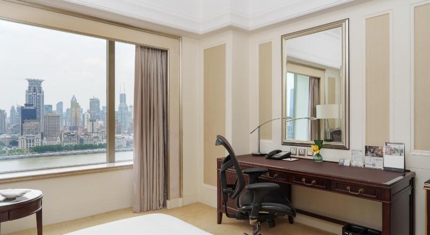 Фото: Клубный номер Horizon с кроватью размера «king-size» и видом на набережную Вайтань (Horizon Club Bund King Room) 8