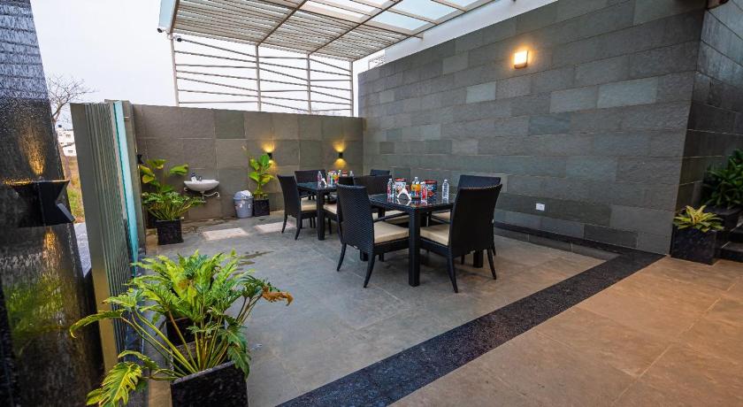 S R Luxury Stays - image 10