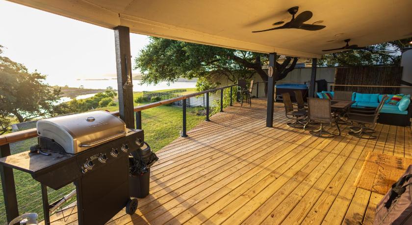 Austin Lake Travis Lakefront Retreat - Hot tub - Boat Ramp - Lakeside Parks 4-Star Accommodation pool