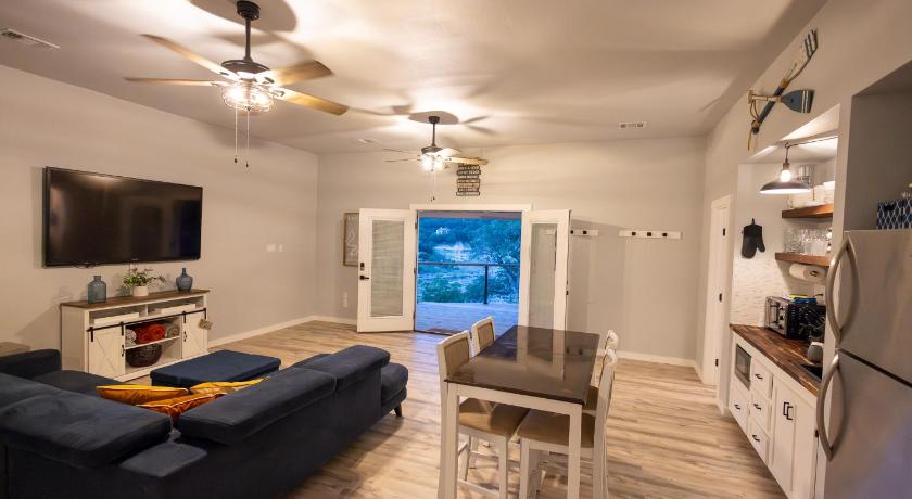 Austin Lake Travis Lakefront Retreat - Hot tub - Boat Ramp - Lakeside Parks 4-Star Accommodation pool