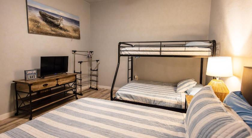 Austin Lake Travis Lakefront Retreat - Hot tub - Boat Ramp - Lakeside Parks 4-Star Accommodation lobby