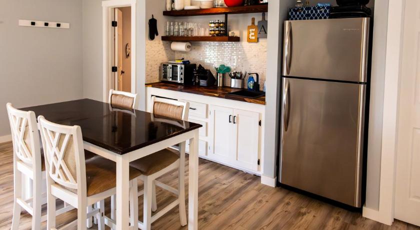 Austin Lake Travis Lakefront Retreat - Hot tub - Boat Ramp - Lakeside Parks 4-Star Accommodation restaurant