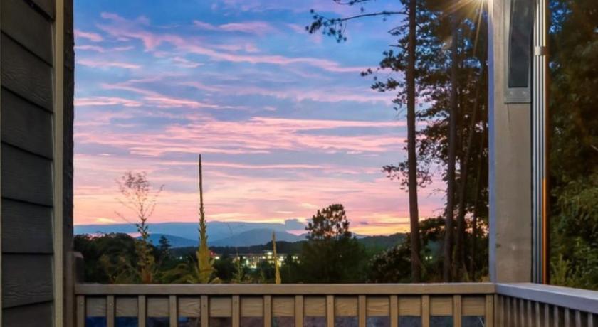 Family or couple retreat next to Downtown, Dollywood & Smoky Mountains!
