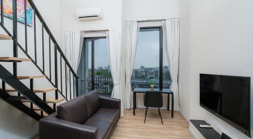 รูปของ1 King Bed, Nonsmoking, Duplex - Two Levels, Deluxe Room, Poolside, Living Room 6