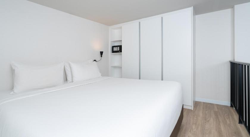 รูปของ1 King Bed, Nonsmoking, Duplex - Two Levels, Deluxe Room, Poolside, Living Room 13