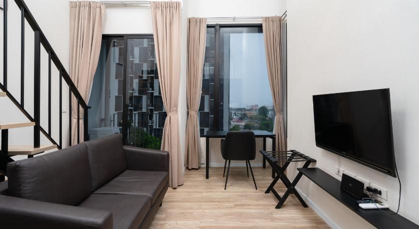 รูปของ2 Single Beds, Nonsmoking, Duplex - Two Levels, Deluxe Room, Living Room 16