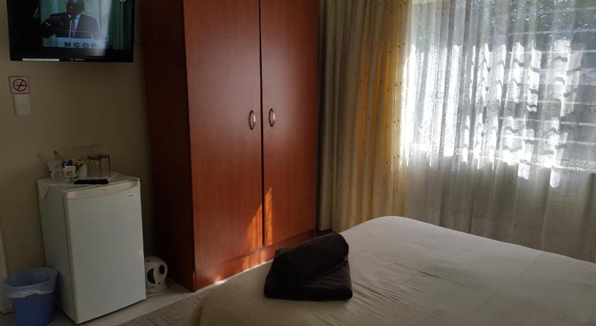 Image of Family Room (2 Adults + 2 Children) 15
