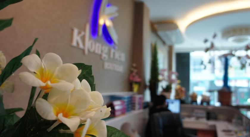 a vase filled with flowers on top of a table, Klongrien Boutique Hotel in Hat Yai