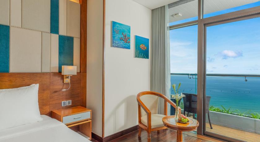 Image of Deluxe Oceanfront King Room with Balcony 5