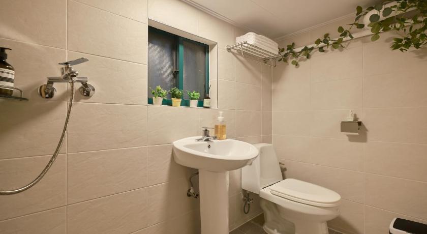 ソウル [Zen House, Jamsil] Cozy Accommodation Embracing Seokchon Lake #LotteTower #KSPO #SportsComplex 4つ星 ゲストハウス ロビー