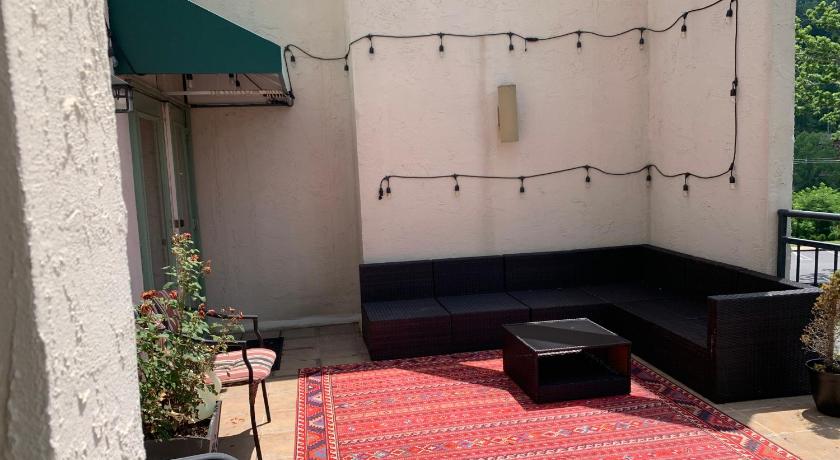 Image of Laurel Inn 606 17