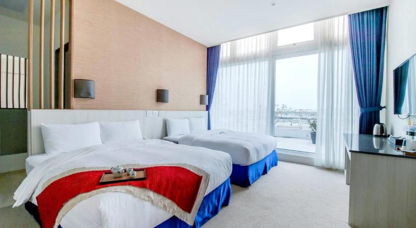 Image of Deluxe Twin Room with Sea View 0