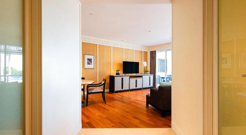 Image of 1 Bedroom Suite Pool View Club Lounge Access 7