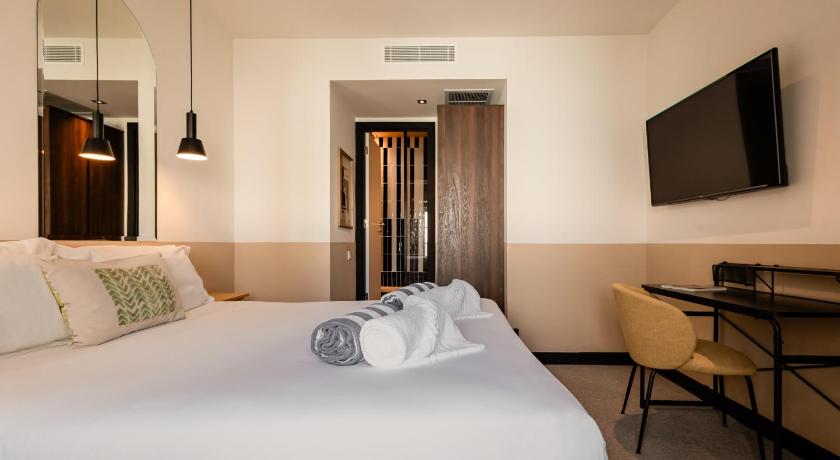 Image of Classic Room 8