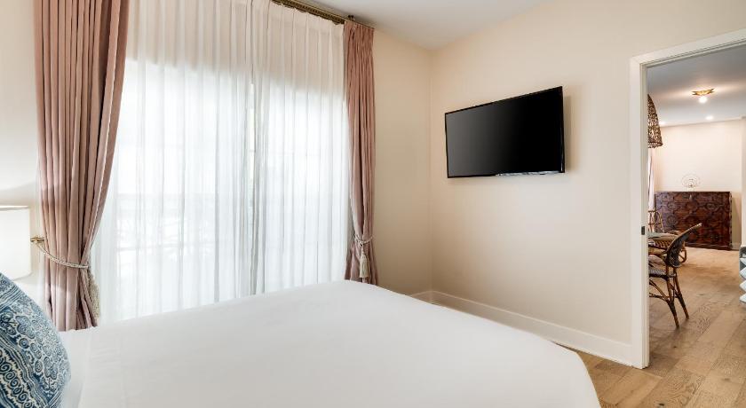 Immagine di Grand One Bedroom Queen Suite 7