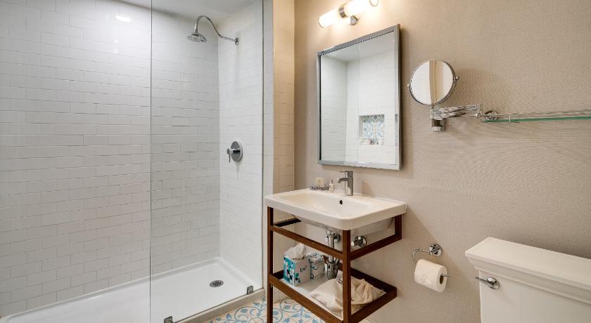Immagine di Junior King Suite with Balcony 2