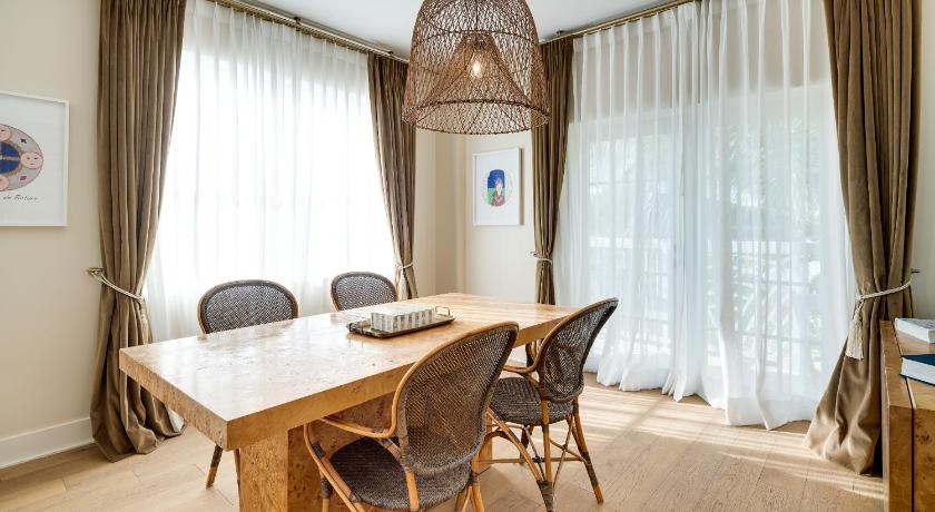Immagine di Grand One Bedroom King Suite with Balcony 10