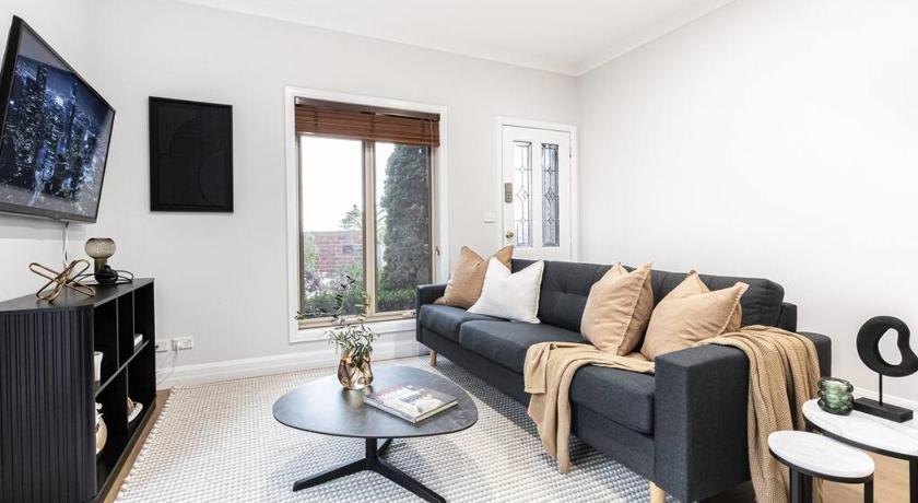 Mickle Townhouse, Steps to CBD