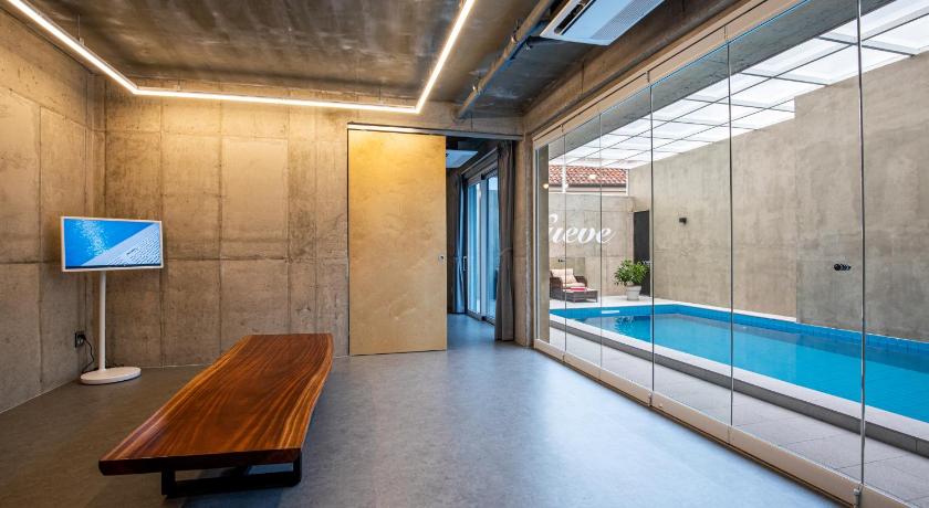 チェジュ Jeju Nueve Poolvilla & Resort 5つ星 ホテル プール