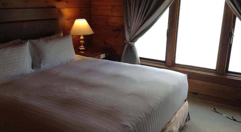 Image of Deluxe Double Lake View 8
