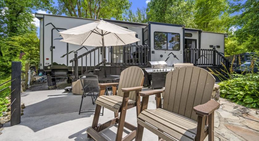 Creekside Glamping Resort- Fishing Pond, Swimming Pool, Mini Golf, Pet Friendly