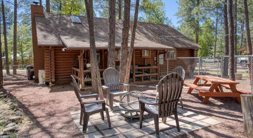パインツップ (AZ) Charming Log Cabin in Tall Pines with Fire Pit Near Trails & Lake 2つ星 宿泊施設 レストラン