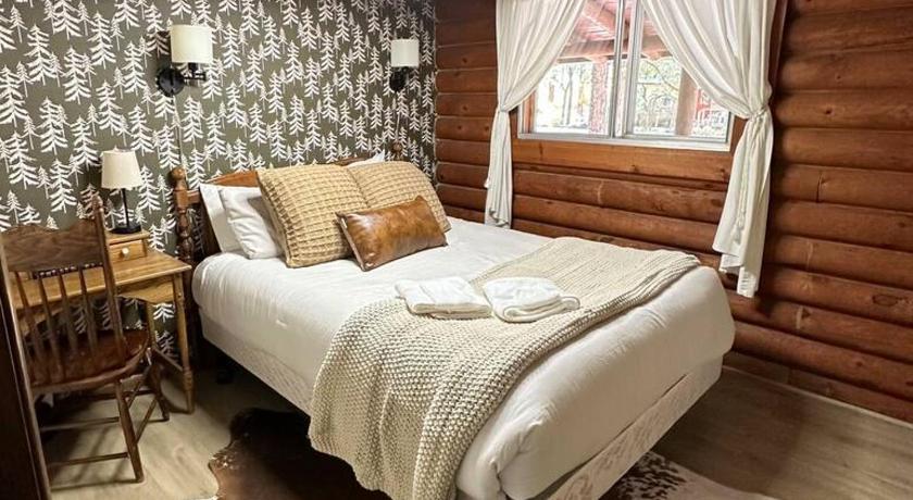 パインツップ (AZ) Charming Log Cabin in Tall Pines with Fire Pit Near Trails & Lake 2つ星 宿泊施設 スイート