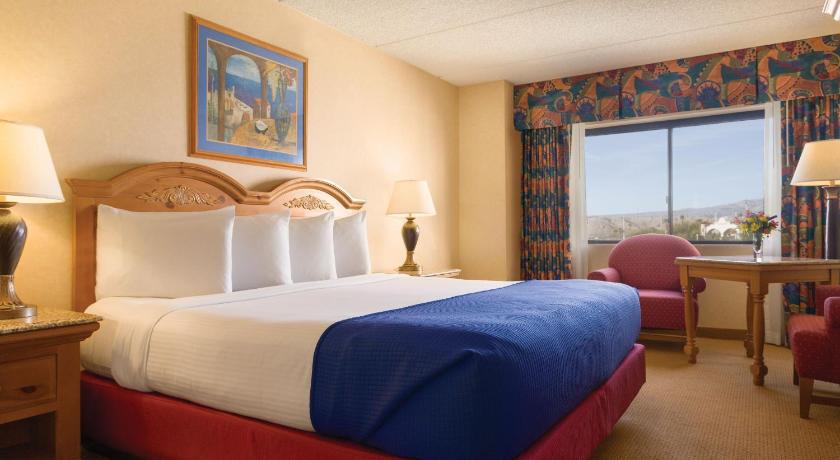 Image of Deluxe Central Tower with King Bed - Non-Smoking 3