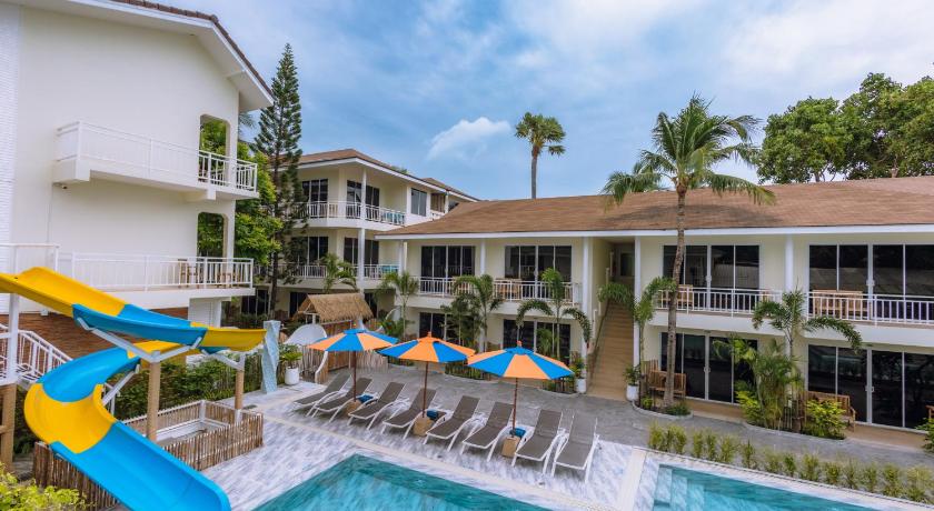 Image of Premier room AB5 with pool view 8