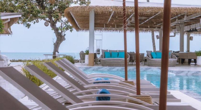 Image of Premier room AB5 with pool view 16