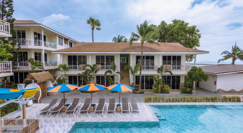 Image of Premier room AB5 with pool view 10