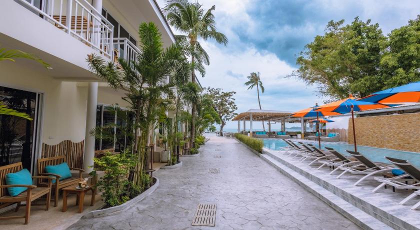 Image of Premier room AB5 with pool view 14