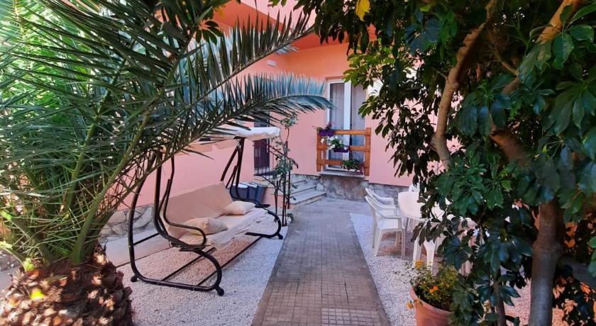 Villa rosa nel cuore di Porto Azzurro