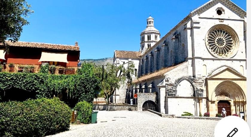 Casette rosse nel borgo medievale di Fossanova