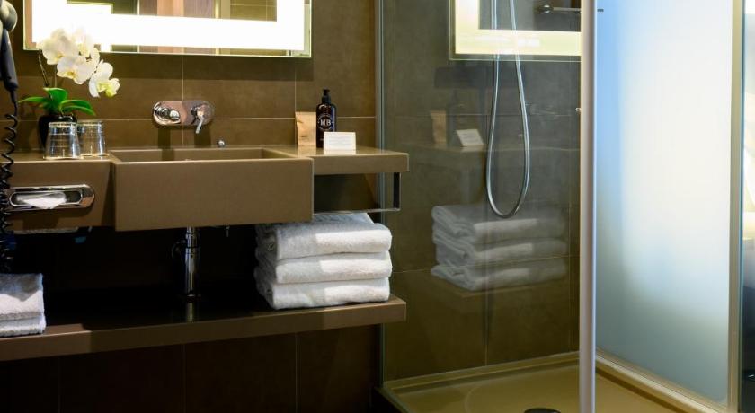 Executive Room with 1 queen size bed and 1 double sofa bed fotója 3