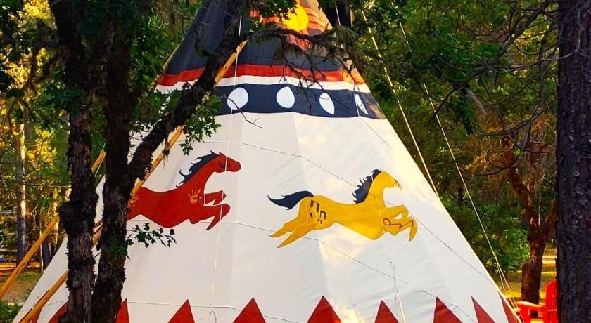 케이브 정션 Wild Horses Luxury Tipi - Adjustable King Bed 4성급 숙소 수영장