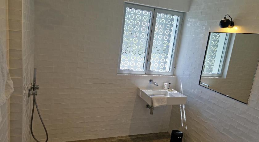 Image of Deluxe Double Room with Balcony 2