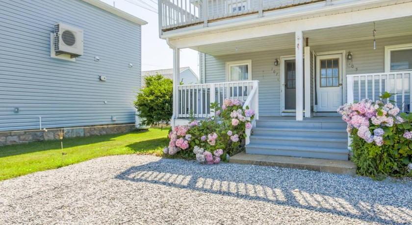 New cozy coastal retreat!