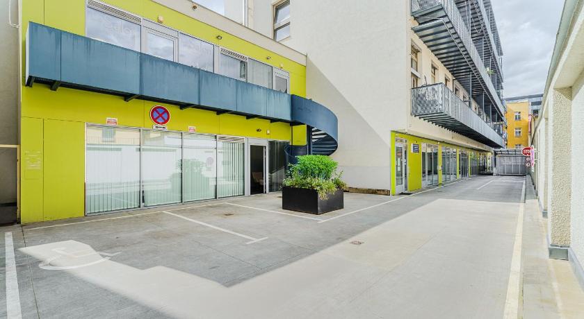 Loft with 3 bedrooms near Karlinska Square - image 10