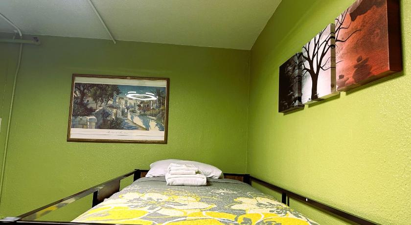 Imagen de Habitación Familiar con baño compartido (Family Room with Shared Bathroom) 15