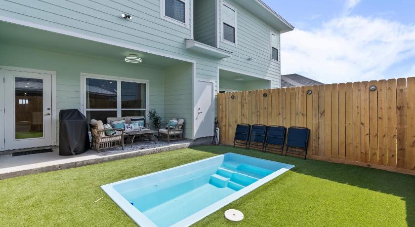 Stylish Townhouse with BBQ, Pool & Near Beach