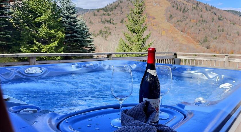 SlopeSide Chalet - Pool, Grill, Hot tub, Views