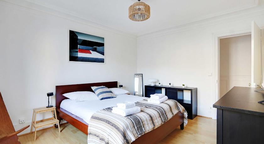 Experience Parisian Lifestyle: 2BR Porte Maillot - image 3