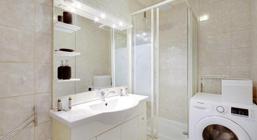 Experience Parisian Lifestyle: 2BR Porte Maillot - image 4