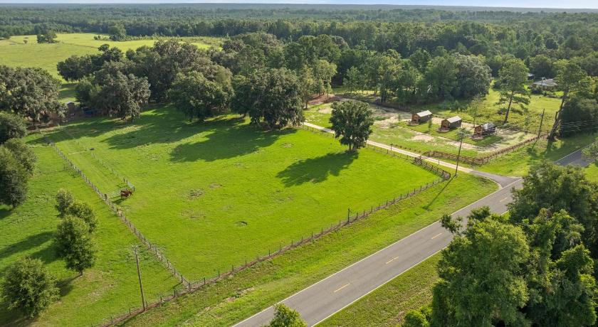 포트 화이트 Vista Verde Farm Retreat - Stylish Cabins Nearby Springs 4성급 숙소 레스토랑