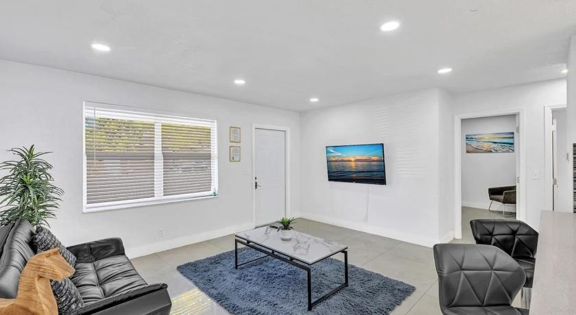 2 Bdrm Modern House Mins From Beach & Casino Hb1