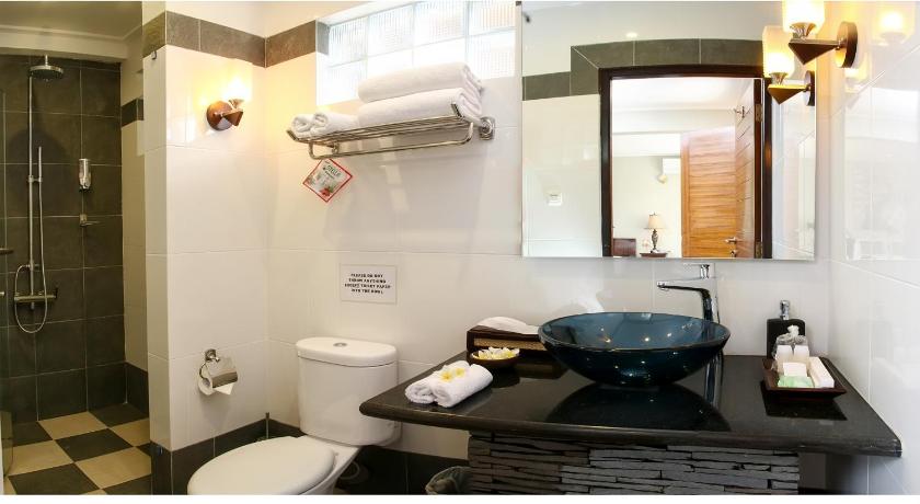 a bathroom with a sink, toilet and shower, Linda Villa Sanur in Bali