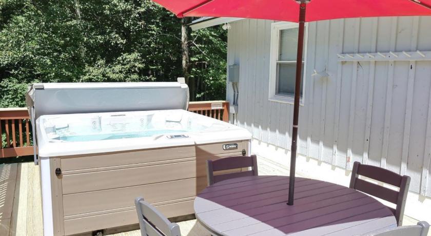基灵顿 (VT) DoubleDen- AC, Hot Tub, Fire pit, Grill, Game Room 4星级 住宿 泳池