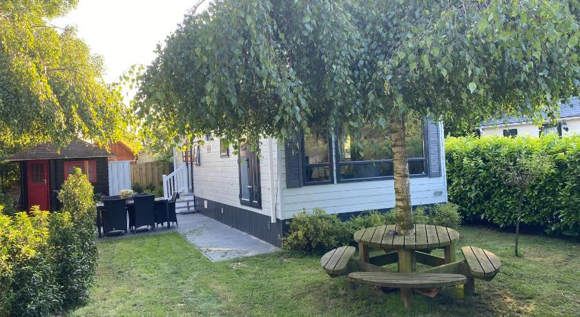 Mooi chalet in havenplaatsje op fietsafstand van het strand bij Ouddorp
